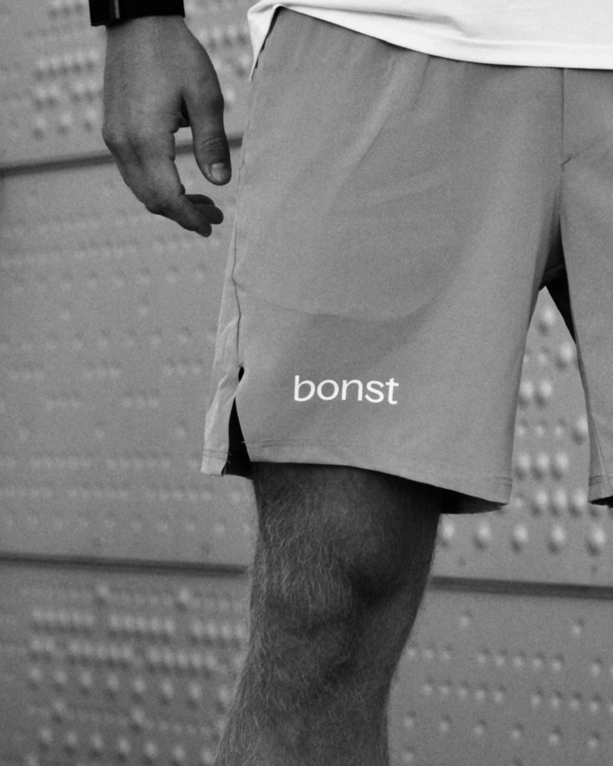 Svart-hvitt nærbilde av treningsshorts med Bonst-logo